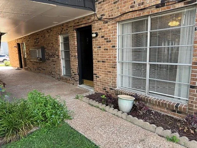1 bed, 1.0 bath, 672 sqft, $1,200 — Photo 2
