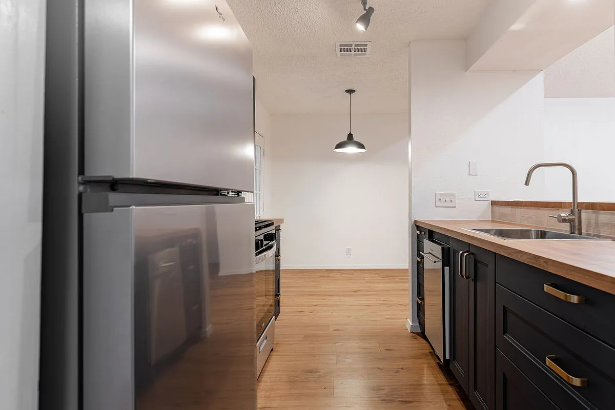 Building Photo - 100 Nicole Cv #B