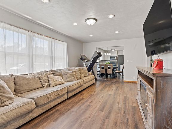 5th image of 900 2nd Ave NE