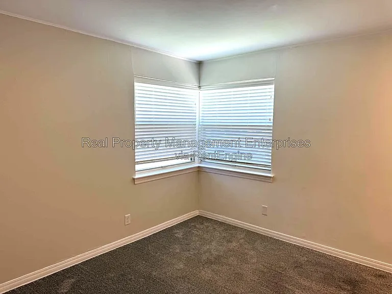 2301 N Warren Ave — Photo 29