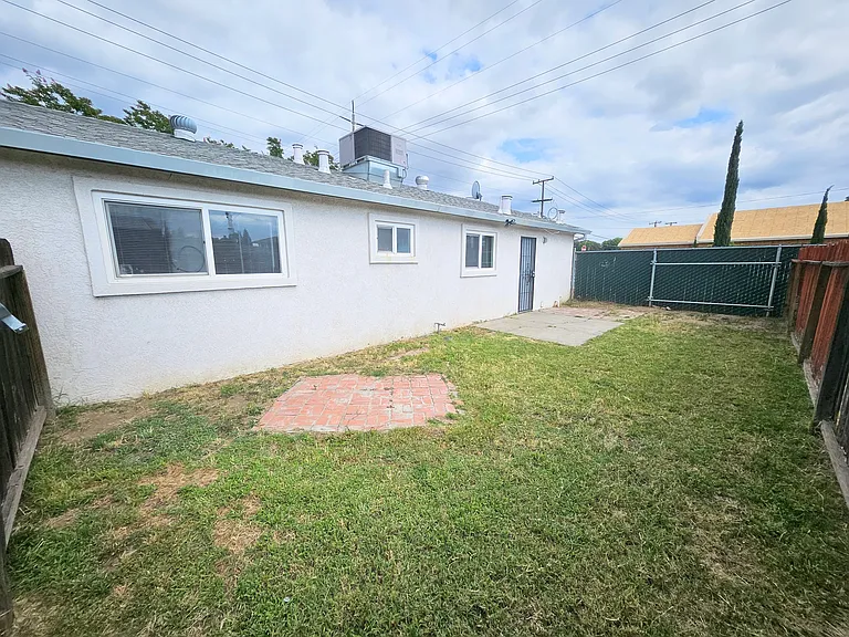 253 N Walnut Ave — Photo 21