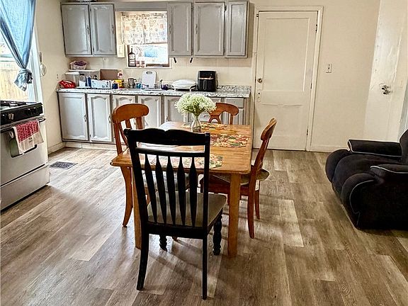 4th image of 110 Harding Pl