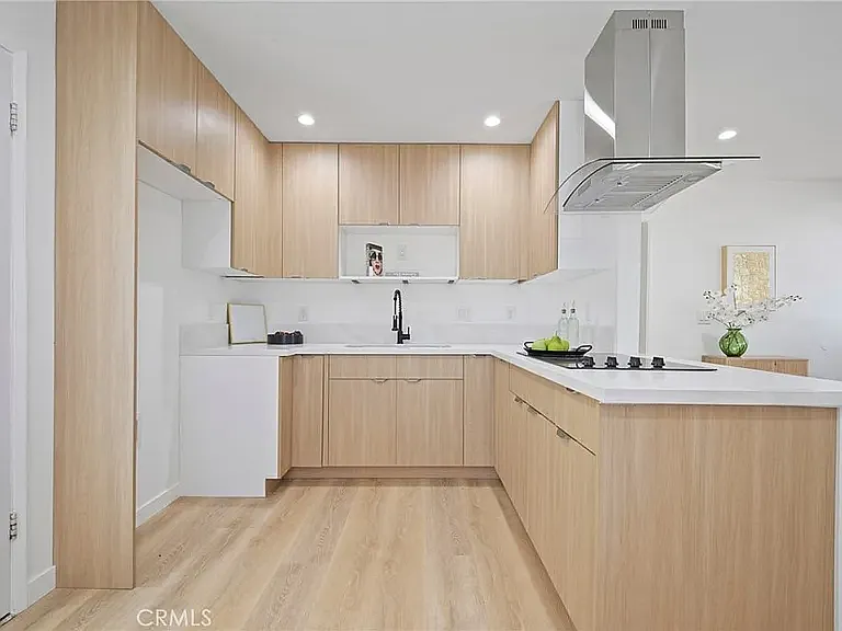 3 bed, 1300 sqft, $4,400 — Photo 3