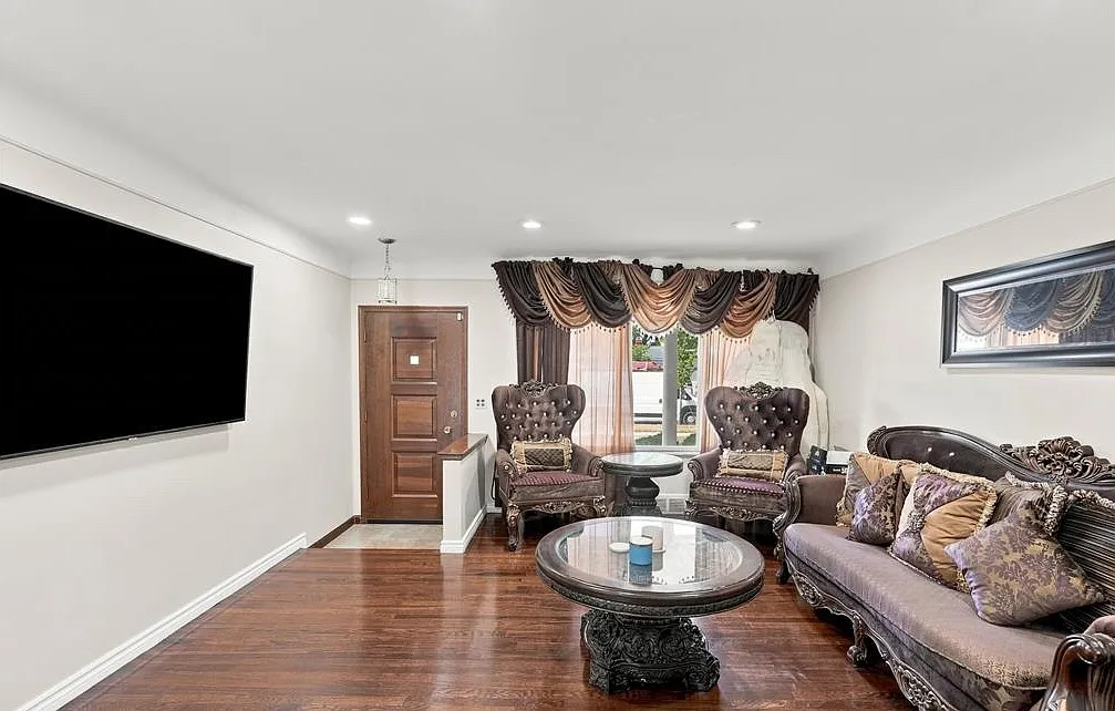 3 bed, 2642 sqft, $2,500 — Photo 2