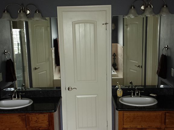 4th image of 1401 White Oak Dr W #W
