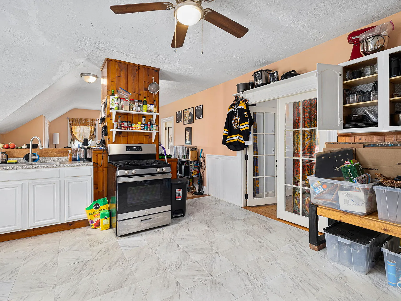 1 bed, 1040 sqft, $1,800 — Photo 2