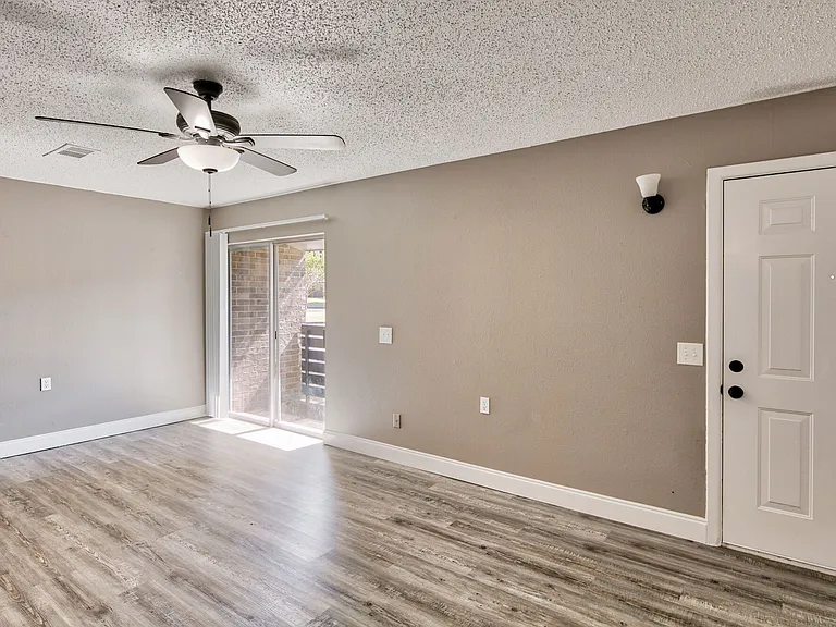 4700 King St — Photo 37