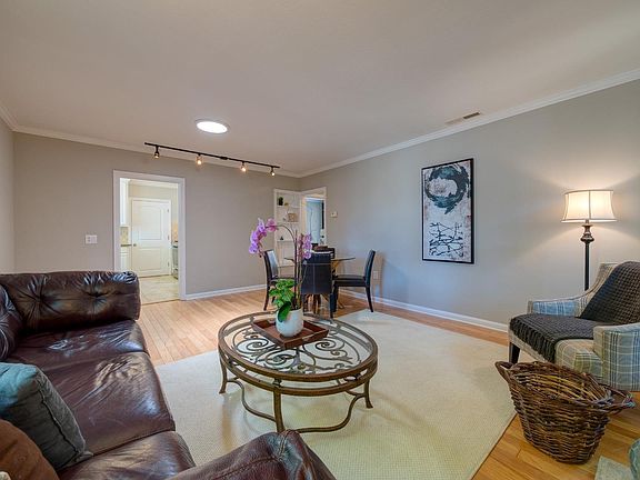 4th image of 1015 Riverton Dr