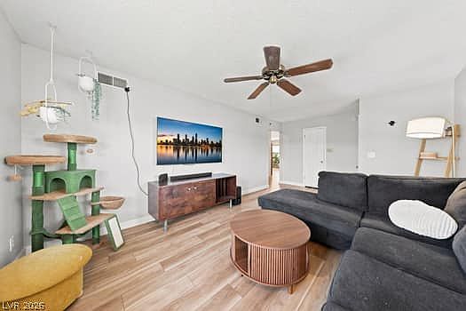 5th image of 4136 Aspen St