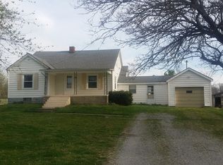 1326 W Sycamore St, Carmi, IL 62821