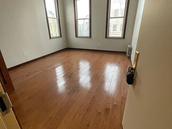 5th image of 148 Wilson Ave APT 3R
