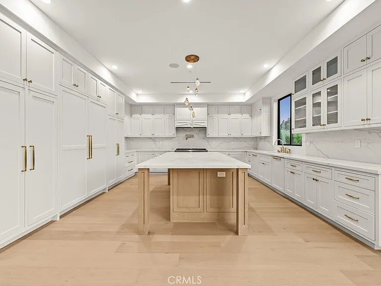 8065 Lloyd Ave — Photo 10