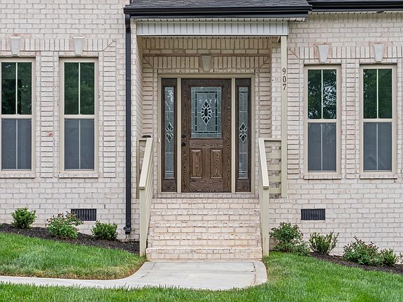 5th image of 907 Douglas Ln