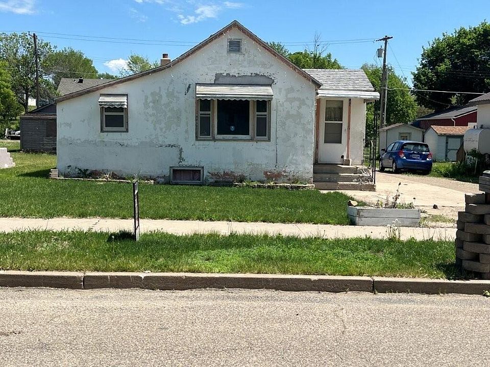 1st image of 710 3rd Ave E