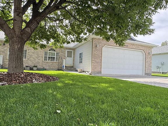 2nd image of 2934 E Oakhaven Cir