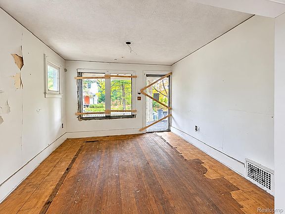 2nd image of 1929 Florence St