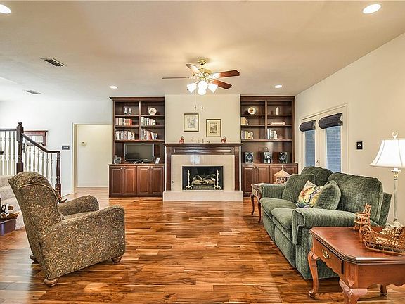 4th image of 1622 Crow Creek Dr