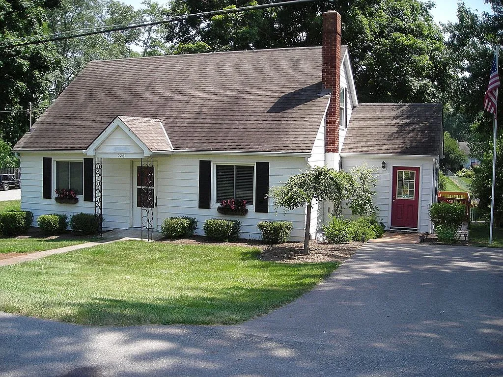 272 Broadway St photo 1