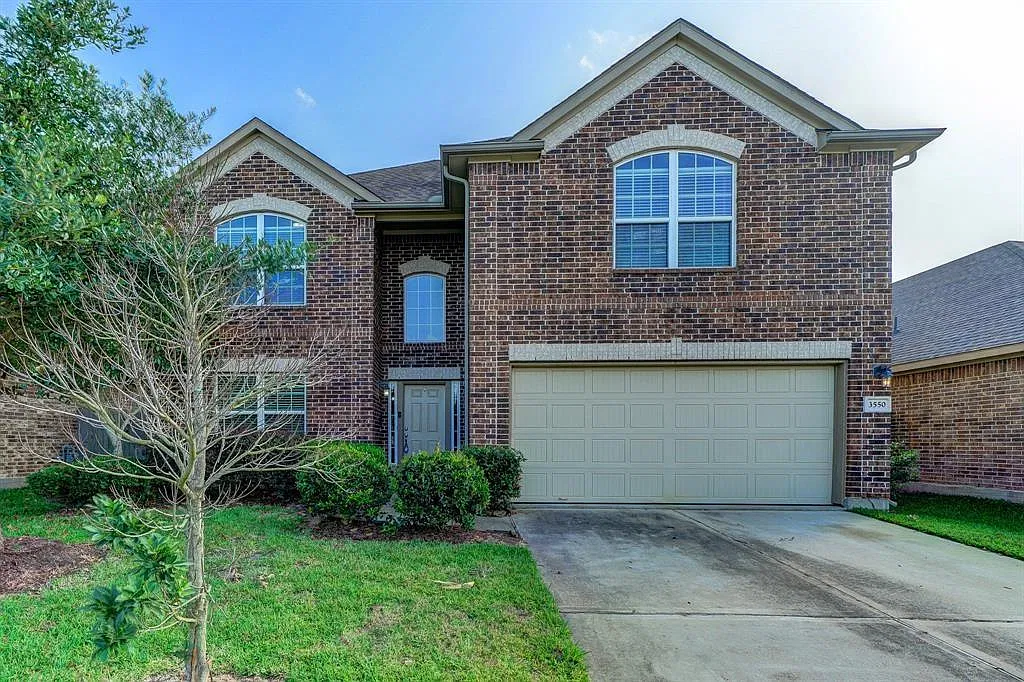 4 bed, 2.5 bath, 2689 sqft, $2,800 — Photo 2