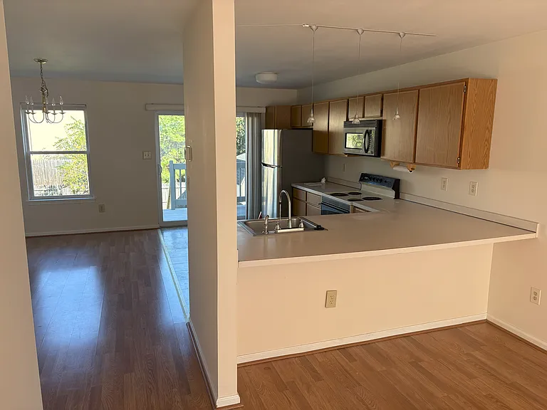 112 Wimbledon Ct — Photo 3