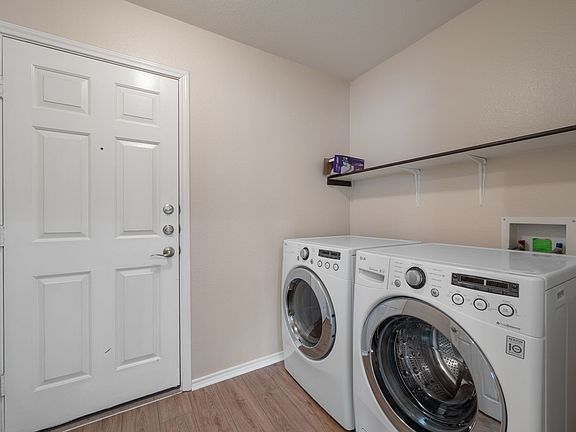 4th image of 913 Mahomet Dr