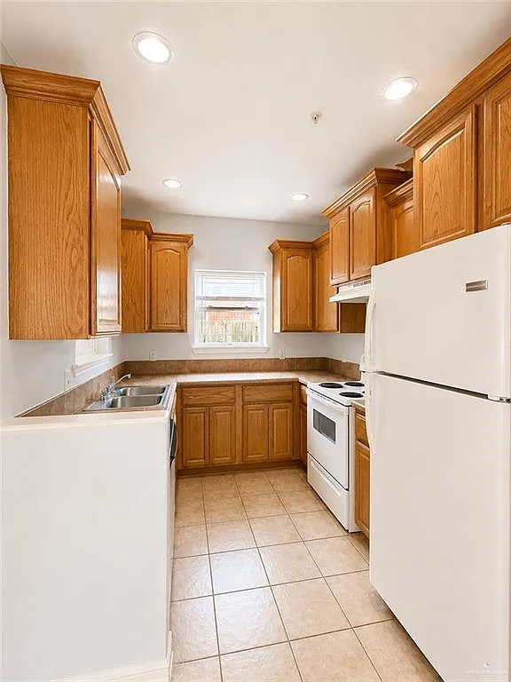 3 bed, 2.5 bath, 1050 sqft, $1,050 — Photo 3