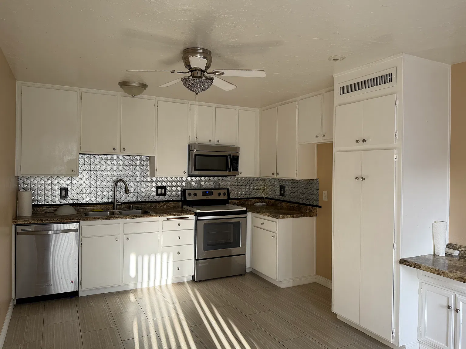 3 bed, 1.5 bath, 1152 sqft, $3,450 — Photo 2