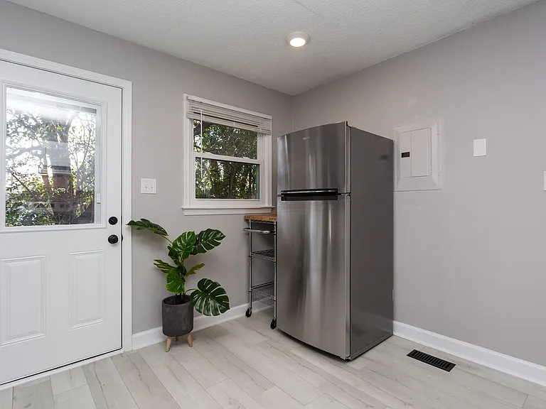718 Holloway St #B — Photo 4