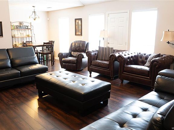 3rd image of 520 Moorfield Ln