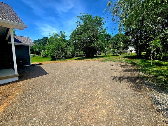 3rd image of 1331 Lee Ln