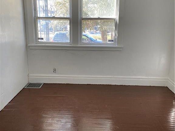 4th image of 137 Clarence Ave