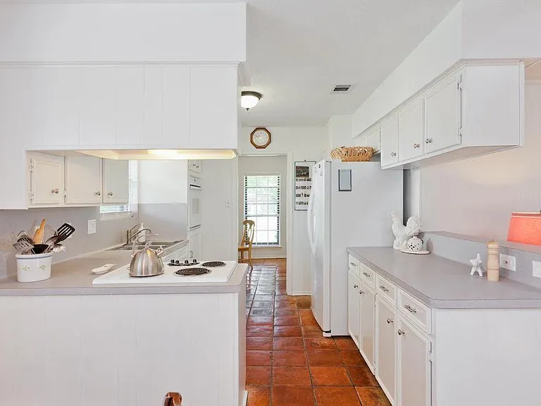211 W Sherwood Dr — Photo 2