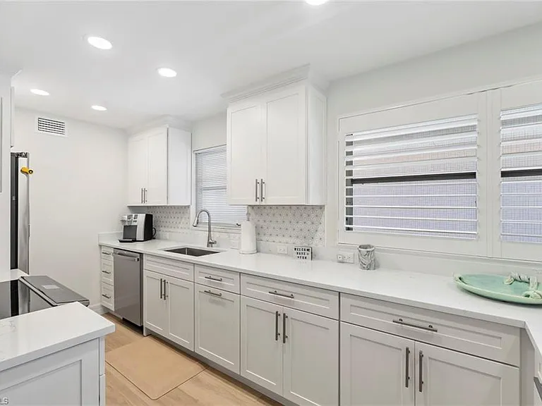 1910 Gulf Shore Blvd N #204 — Photo 7