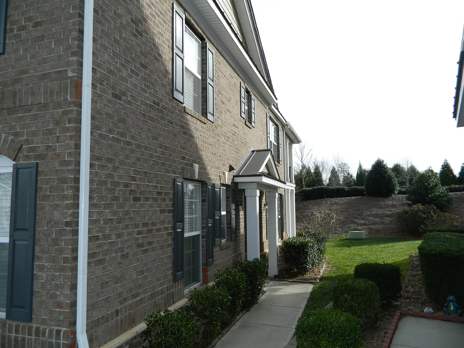 3 bed, 2.5 bath, 2104 sqft, $2,200 — Photo 3