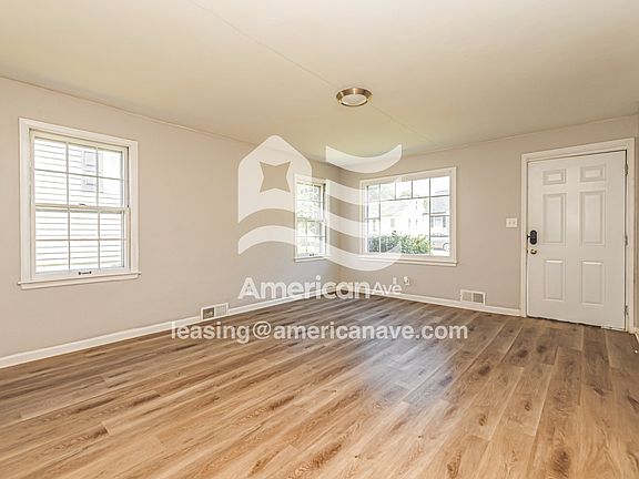 1097093_005_living_room_5.jpg