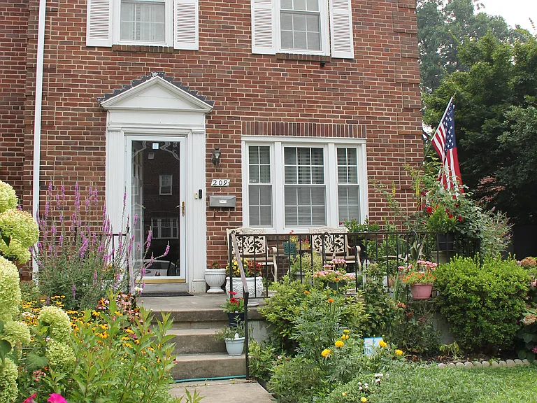 209 Brandon Rd — Photo 2