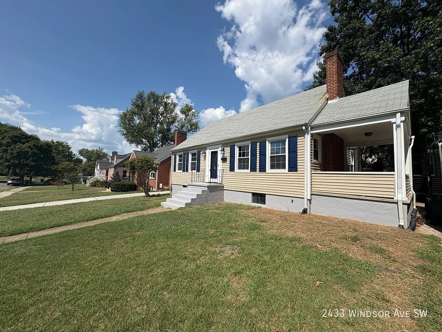 Beautifully Updated Home with Modern Finishes & Spacious Backyard! 4 Bedroom 1 Bath — Photo 2