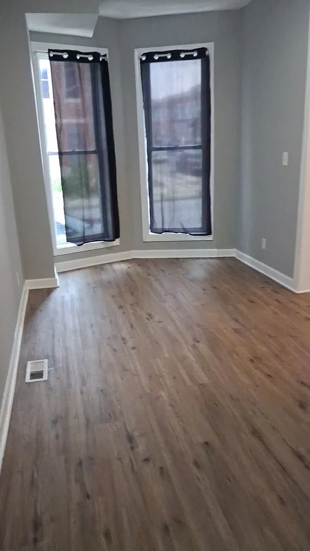 Three Bedroom One Bathroom Ready For ASAP Move In — Photo 2