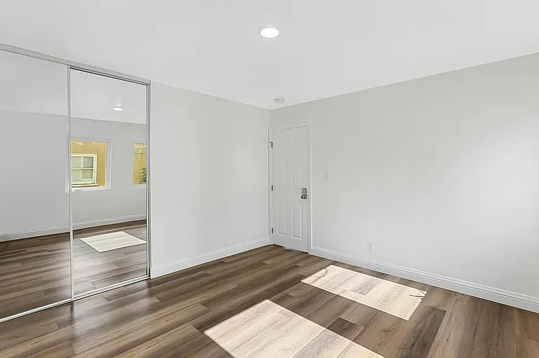 420 N Batavia St — Photo 8