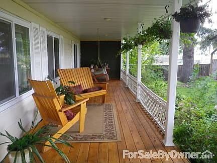 Front porch : Recently refinished, wonderful outdoor space!