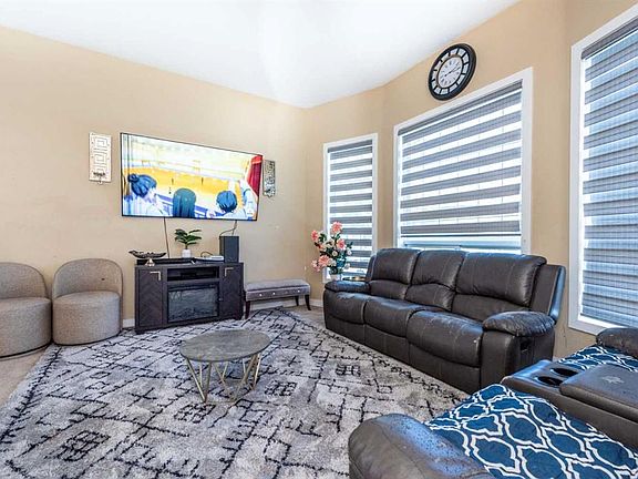 5th image of 45 E Martin Crossing Cres NE