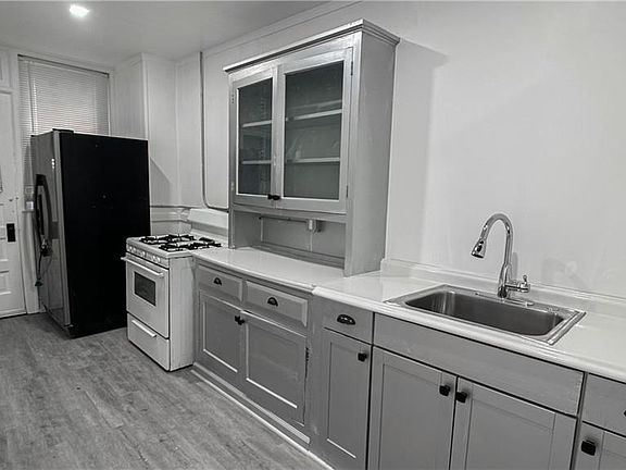 5th image of 304 Gladstone Blvd