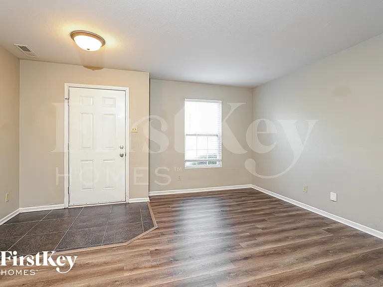 340 Kendall Dr — Photo 3