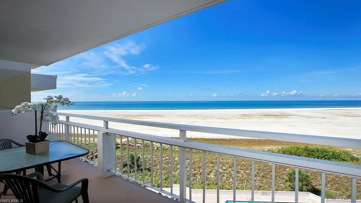 180 Seaview Court — Photo 1