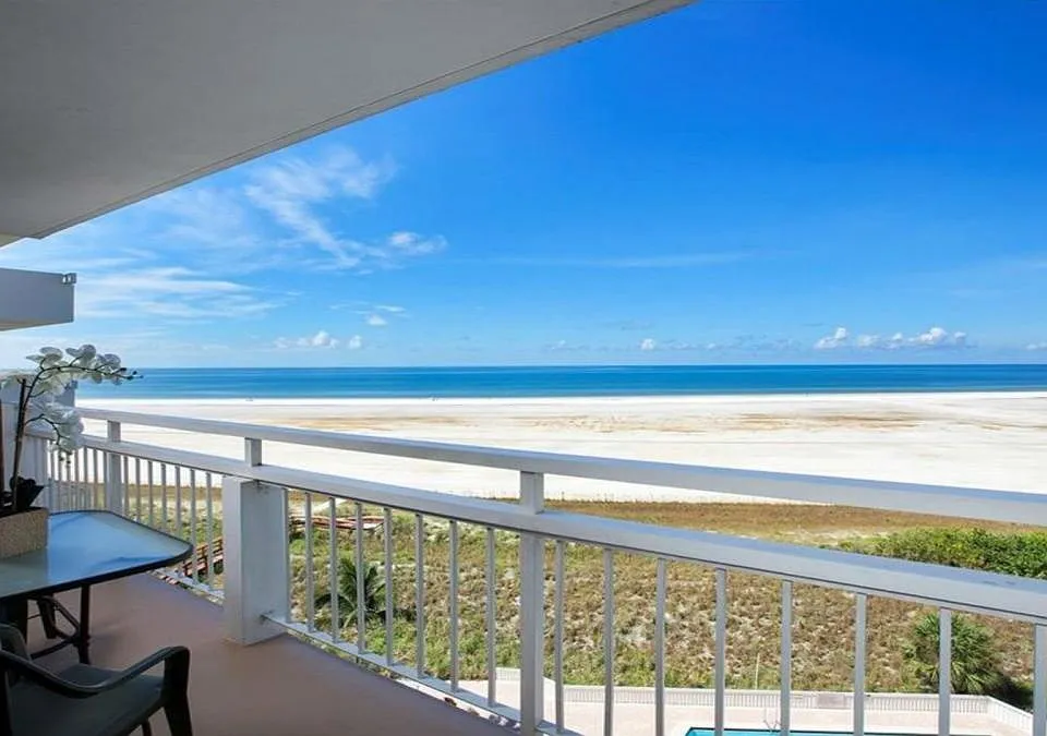 180 Seaview Ct #703