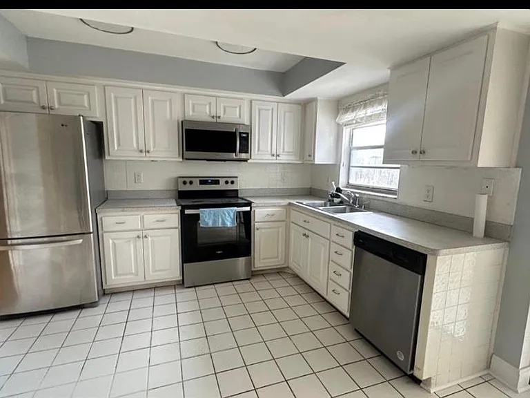 2380 Timbercrest Cir W — Photo 2