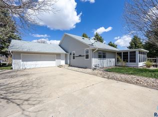 1904 S Valley View Rd, Sioux Falls, SD 57106