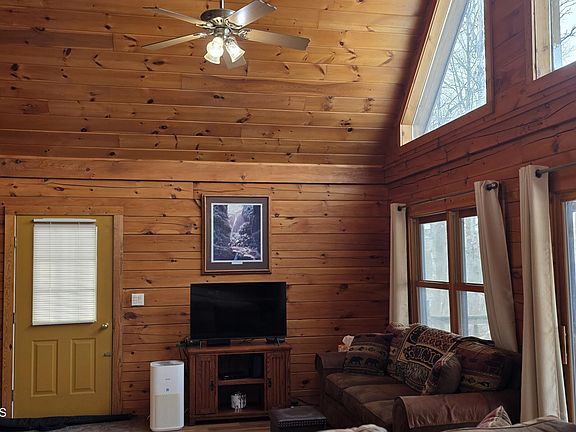 4th image of 1672 Creek Road