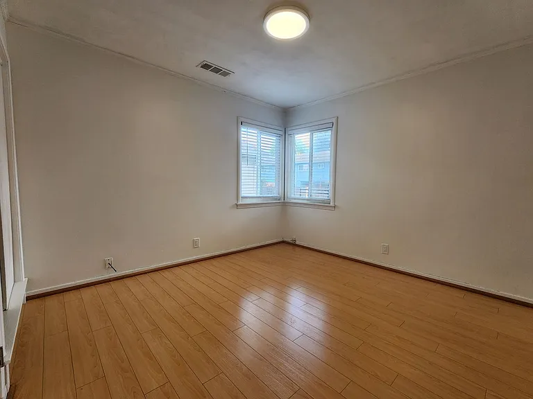 Check out this cozy 2-bedroom, 1-bathroom apartment located in the heart of Mountain View! — Photo 8