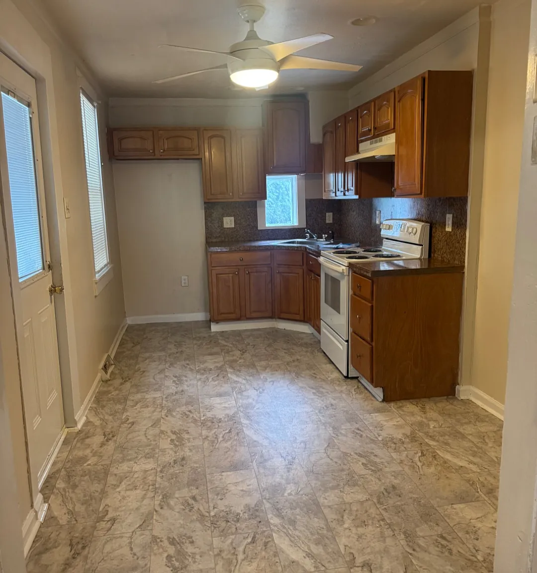 3 bed, 2644 sqft, $1,595 — Photo 2
